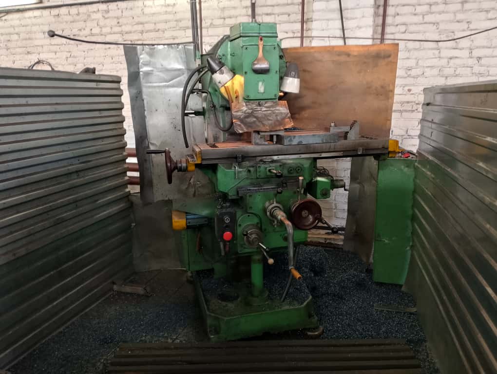 Консольно-фрезерный вертикальный станок 6Р11